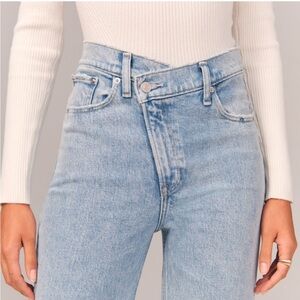 A&F Curve Love 90s Straight Ultra High Rise